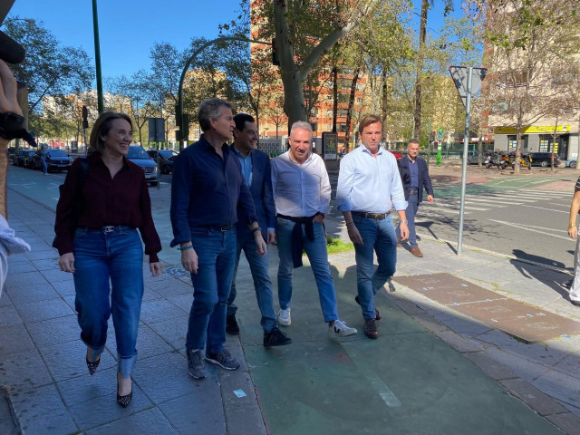 Alberto Núñez Feijóo y Juanma Moreno, junto a Cuca Gamarra, Elías Bendodo y Antonio Repullo, este sábado en Sevilla, con motivo de la 27 Interparlamentaria del PP
