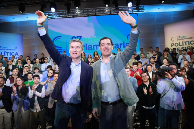 Alberto Núñez Feijóo y Juanma Moreno, este domingo en Sevilla, en la clausura de la Interparlamentaria del PP