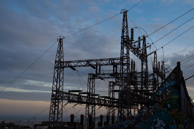Archivo - Tendido eléctrico, en Barcelona, Cataluña (España)