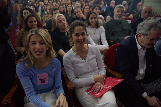 (I-D) La vicepresidenta segunda, Yolanda Díaz, y los nuevos coordinadores generales de Sumar, Lara Hernández y Carlos Martín, durante la clausura de la Asamblea Estatal de Sumar, en el Teatro Alcázar, a 30 de marzo de 2025, en Madrid (España).