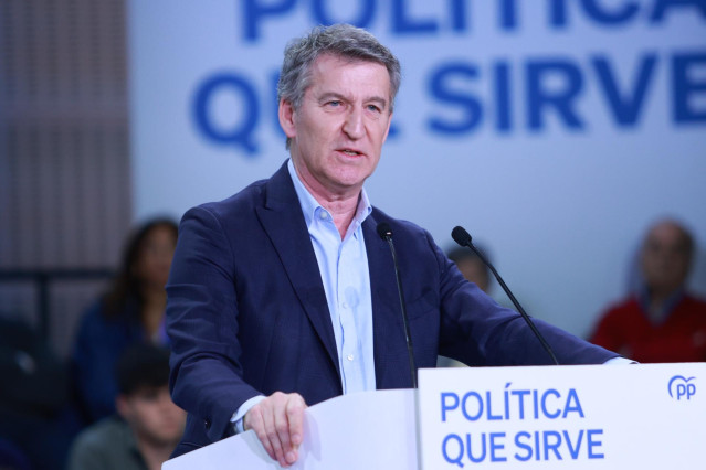 El presidente nacional del PP, Alberto Núñez Feijóo, interviene  durante la clausura de la 27ª Interparlamentaria del PP. A 30 de marzo de 2025, en Sevilla (Andalucía , España).