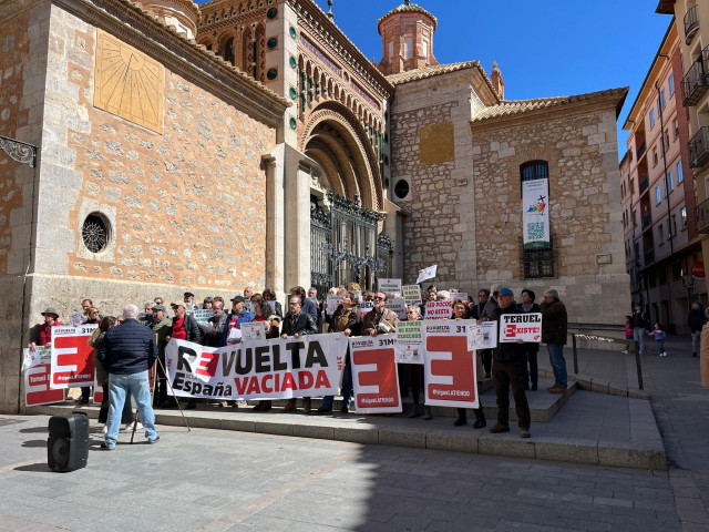 Una de las concentraciones llevadas a cabo este domingo 30 de marzo en diferentes puntos de la provincia de Teruel para reclamar medidas contra la despoblación