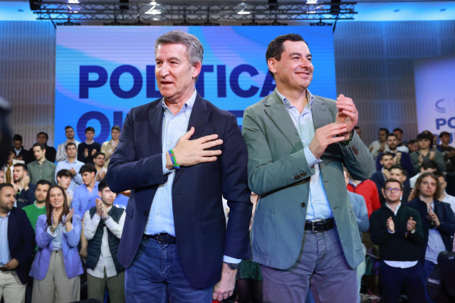 El presidente del PP de Andalucía, Juanma Moreno, y el presidente nacional, Alberto Núñez Feijóo, clausuran la 27ª Interparlamentaria del PP. A 30 de marzo de 2025, en Sevilla (Andalucía , España).