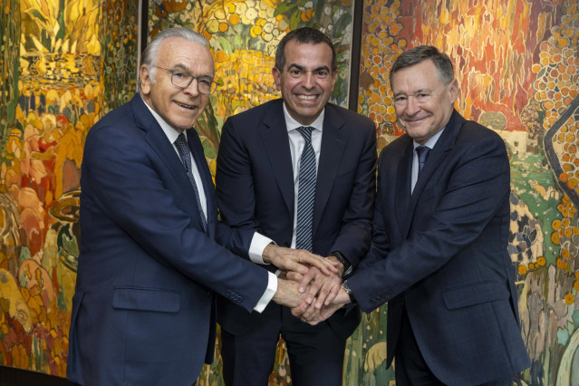 (I-D) Isidro Fainé, presidente de CriteriaCaixa, Jordi Gallés, presidente ejecutivo de Europastry, y Ángel Simón, consejero delegado de CriteriaCaixa