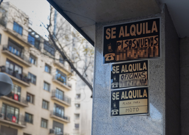 Archivo - Carteles de 'Se alquila' pegados en un edificio, a 28 de diciembre de 2022, en Madrid (España)  .