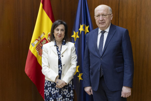 La ministra de Defensa, Margarita Robles, se reúne con el comisario europeo de Defensa, Andrius Kubilius.