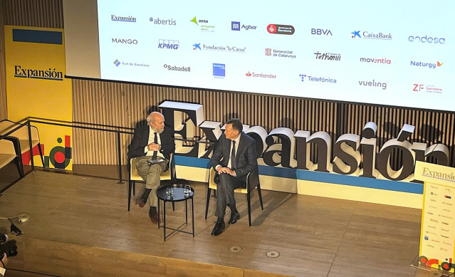 El consejero delegado de CriteriaCaixa, Ángel Simón, y el periodista Salvador Arancibia.
