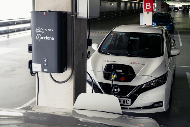 Archivo - Punto de recarga V2X en Alcorcón