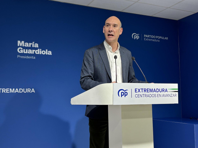 El portavoz del PP de Extremadura, José Ángel Sánchez Juliá, en rueda de prensa