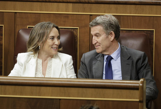 La secretaria general del PP, Cuca Gamarra y el presidente del PP, Alberto Núñez Feijóo, durante un pleno en el Congreso de los Diputados, a 12 de marzo de 2025, en Madrid (España).