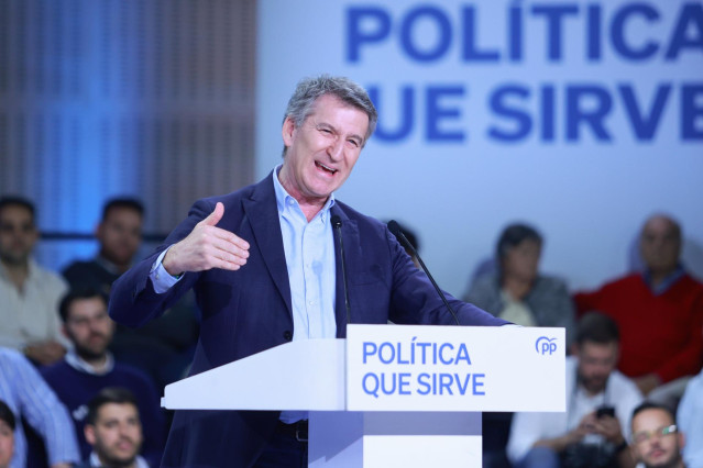 El presidente nacional del PP, Alberto Núñez Feijóo, interviene  durante la clausura de la 27ª Interparlamentaria del PP. A 30 de marzo de 2025, en Sevilla (Andalucía , España).