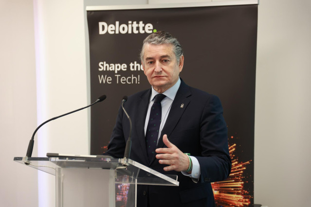 El consejero de la Presidencia, Antonio Sanz, este lunes en Sevilla en su visita a la sede de la consultora Deloitte.