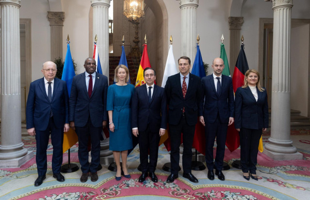 Foto de familia con los ministros de Exteriores de Reino Unido, David Lammy, España, José Manuel Albares, Polonia, Radoslaw Sikorski, Francia, Jean-Noël Barrot, y la Alta  representante de la UE para Asuntos Exteriores y Política de Seguridad, Kaja Kallas