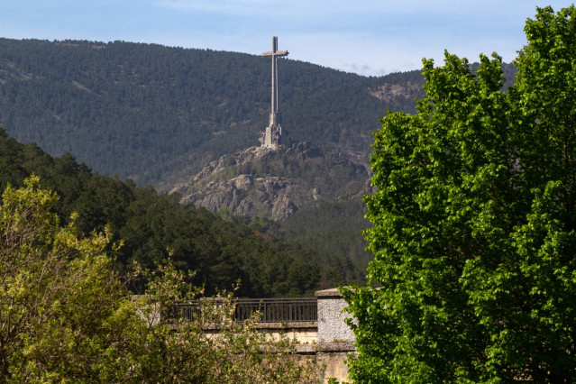 Archivo - La cruz del Valle de Cuelgamuros desde el embalse de La Jarosa.