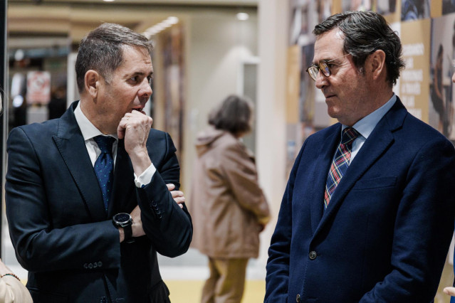 El presidente de Cepyme, Gerardo Cuerva (i), y el presidente de la CEOE, Antonio Garamendi (d), durante la asamblea general de la Confederación Nacional de la Construcción (CNC), en la sede de la CEOE, a 20 de marzo de 2025, en Madrid (España).