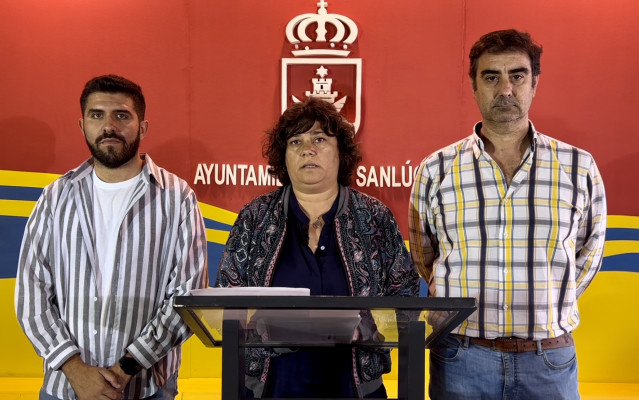 Archivo - La alcaldesa de Sanlúcar, Carmen Álvarez, junto a dos ediles del equipo de gobierno.