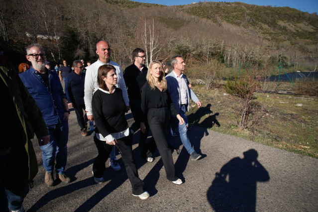La vicepresidenta segunda y ministra de Trabajo y Economía Social, Yolanda Díaz (c), durante una visita a la mina de Cerredo, a 31 de marzo de 2025, en Degaña, Asturias (España).