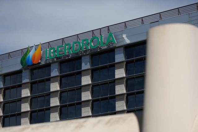 Archivo - Fachada con el logo de Iberdrola