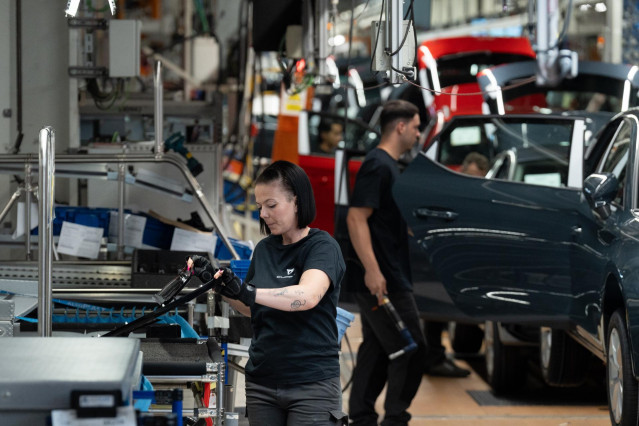 Archivo - Empleados trabajan en la cadena producción del nuevo modelo de Cupra Fomentor y Cupra León durante una visita guiada a la fábrica de Seat en Martorell, a 27 de junio de 2024, en Martorell, Barcelona, Catalunya (España). El motivo de la visita es