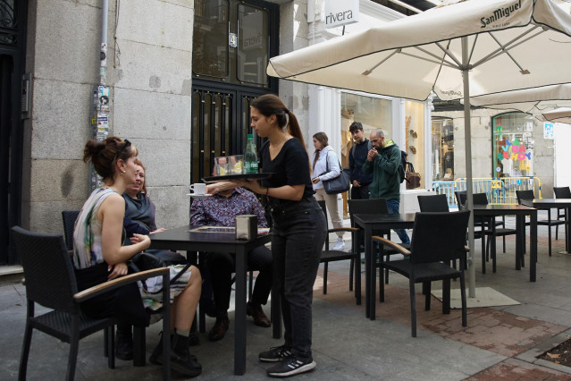 Archivo - Una camarera atendiendo una mesa