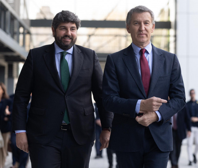 El presidente de la Región de Murcia, Fernando López Miras y el presidente del PP, Alberto Núñez Feijóo, llegan a un desayuno informativo del diario 'La Razón', en la sede de La Razón, a 31 de marzo de 2025, en Madrid (España).