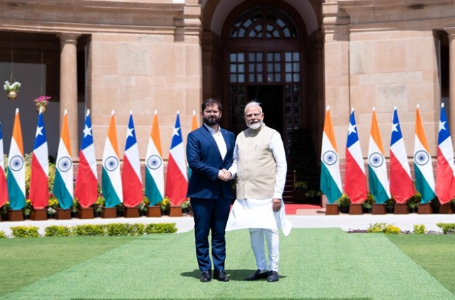 El presidente de Chile, Gabriel Boric, junto al primer ministro de India, Narendra Modi