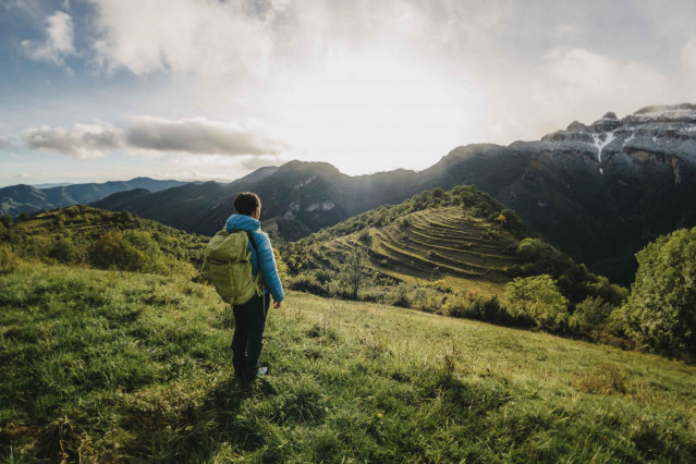 Archivo - El ecoturista español gasta un 8% más en sus viajes en 2024, con un presupuesto de 175 euros por día.