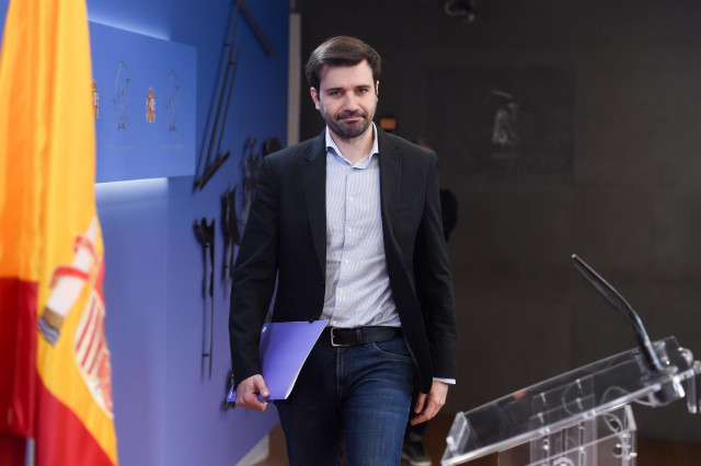 El portavoz de Podemos en el Congreso, Javier Sánchez Serna, llega a una rueda de prensa en el Congreso de los Diputados, a 1 de abril de 2025, en Madrid (España).