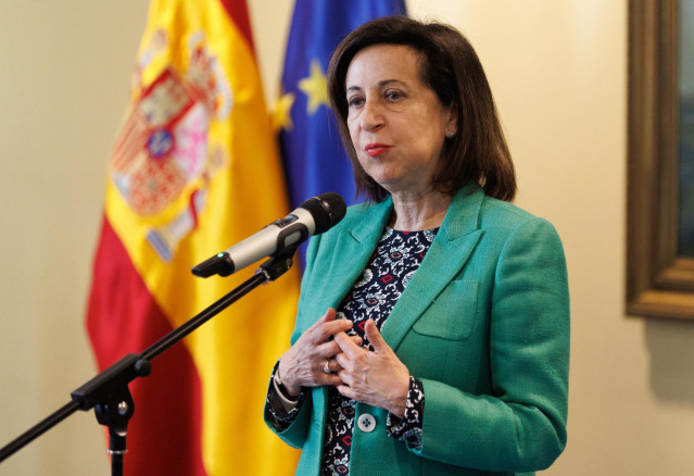 Archivo - La ministra de Defensa, Margarita Robles, interviene durante la entrega de un premio en el Ministerio de Defensa.