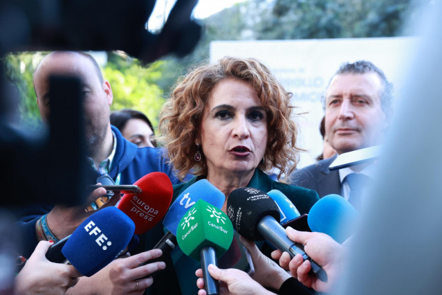 La vicepresidenta primera del Gobierno, María Jesús Montero, atiende a los medios en Sevilla.