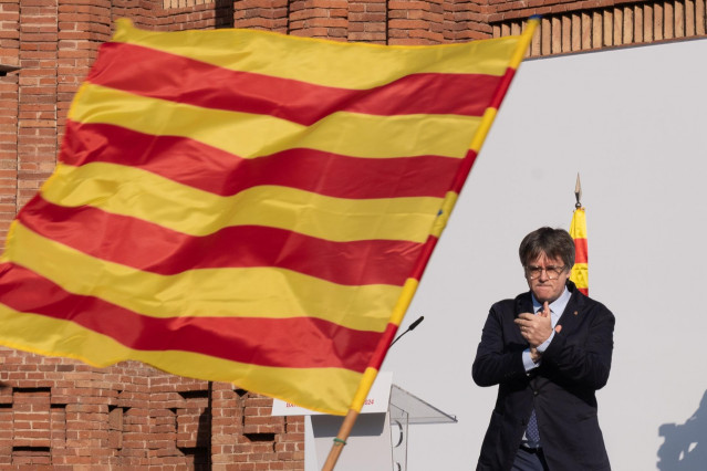 Archivo - El expresidente de la Generalitat de Catalunya Carles Puigdemont aplaude durante un acto de bienvenida organizado por entidades independentistas en el paseo Lluís Companys, a 8 de agosto de 2024, en Barcelona.