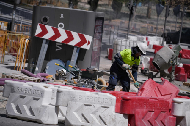 Archivo - Un obrero trabaja en una obra, a 10 de mayo de 2023, en Madrid (España).