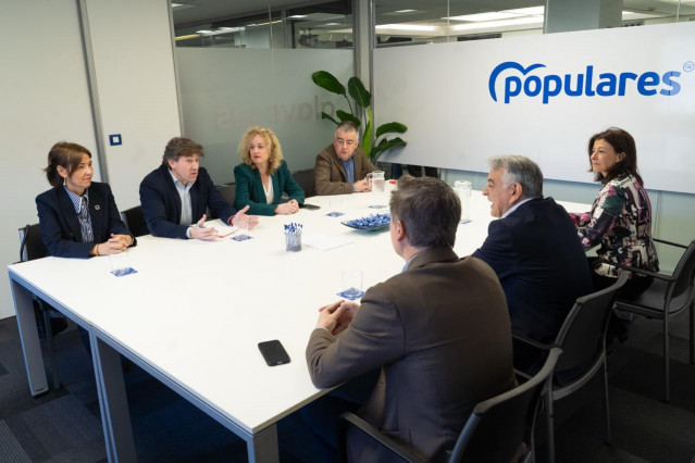 El secretario general del PSE-EE, Eneko Andueza, se reúne con el presidente del PP vasco, Javier de Andrés