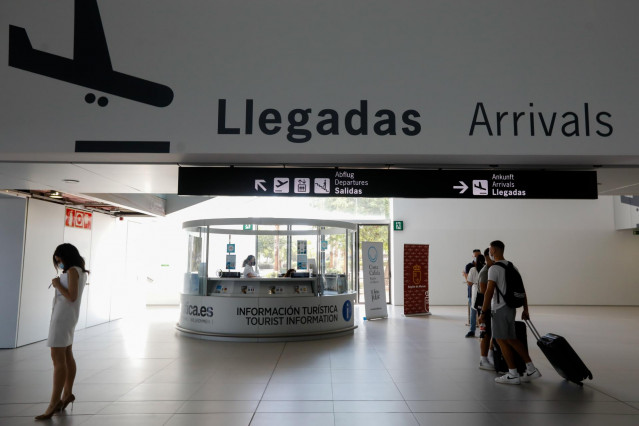 Archivo - Pasajeros en el Aeropuerto Internacional de la Región de Murcia (AIRM)