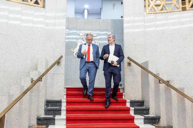 Archivo - El ministro de Política Territorial y Memoria Democrática, Ángel Víctor Torres (i), y el presidente de Canarias, Fernando Clavijo (d),  a 22 de abril de 2024, en Las Palmas, Gran Canaria, Canarias (España).