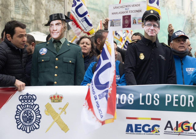 Protesta de la plataforma de policías y guardias civiles frente al Congreso de los Diputados por el acuerdo con Junts sobre materia migratoria