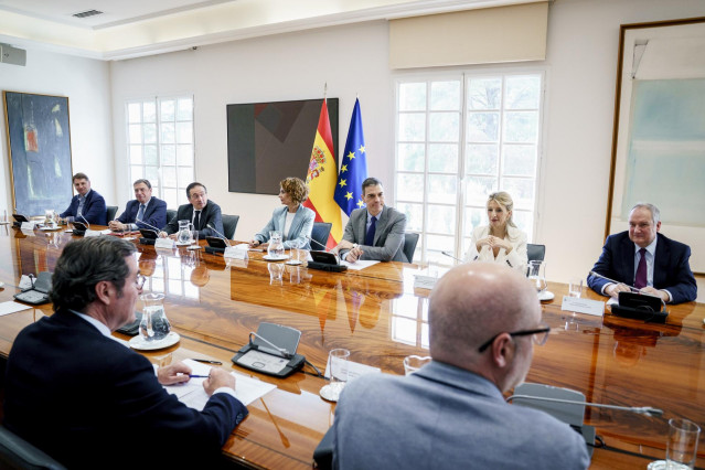 El presidente del Gobierno, Pedro Sánchez, junto a varios ministros, se reúne con representantes de empresarios y sindicatos