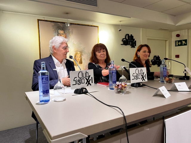José María Barreda, Cristina Narbona y Cristina Monge durante el acto sobre temáticas ambientales en la sede del Club Siglo XXI, en Madrid (España), el 2 de abril de 2025.