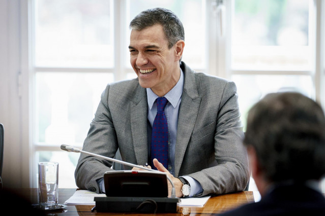 El presidente del Gobierno, Pedro Sánchez, junto a varios ministros se reúne con representantes de empresarios y sindicatos, en el Palacio de la Moncloa, a 2 de abril de 2025, en Madrid (España).