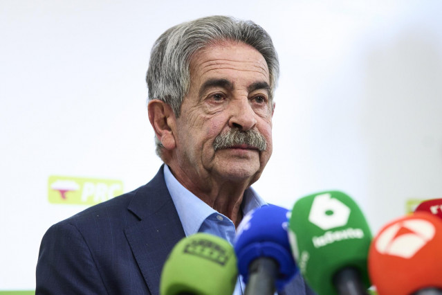 El secretario general del PRC y expresidente de Cantabria, Miguel Ángel Revilla, durante una rueda de prensa, a 2 de abril de 2025.