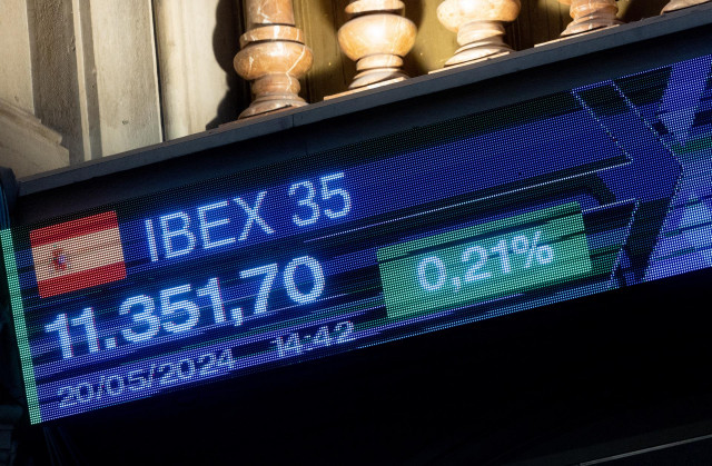 Archivo - Un panel del Ibex 35, en el Palacio de la Bolsa.