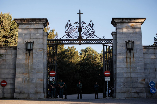 Archivo - Varios agentes de la Guardia Civil en la entrada del Valle de Cuelgamuros, a 24 de abril de 2023, en San Lorenzo de El Escorial, Madrid (España). L