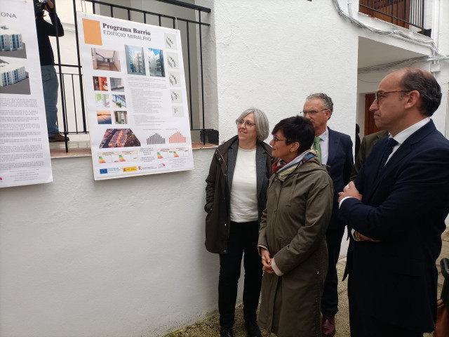 La ministra de Vivienda, Isabel Rodríguez, visita la remodelación de un edificio en Cáceres