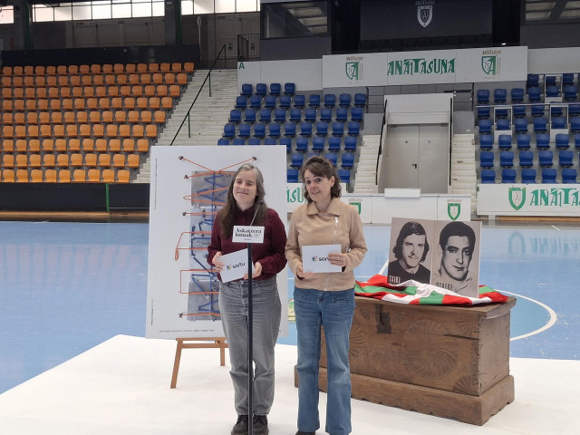 Lur Albizu, responsable política de Sortu en Navarra, y Kizkitza Gil de San Vicente, miembro del Consejo Nacional de Sortu, presentan el acto por el 50 aniversario de los fusilamientos de Txiki y Otaegi.