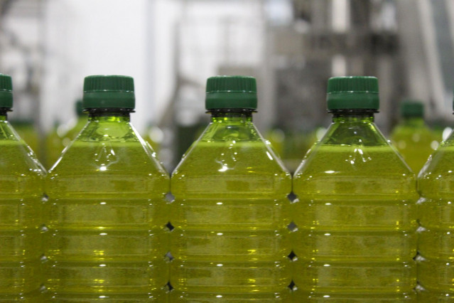 Archivo - Botellas de aceite de oliva de Andalucía