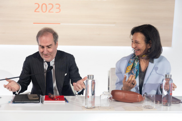Archivo - La presidenta del Banco Santander, Ana Botín, y el consejero delegado de la entidad financiera, Héctor Grisi, durante la presentación de los resultados del 2023 del Grupo Santander, en la Ciudad Grupo Santander, a 31 de enero de 2024, en Boadill