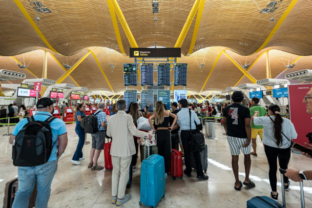 Archivo - Pasajeros en el aeropuerto de Madrid-Barajas, a 19 de julio de 2024, en Madrid (España).