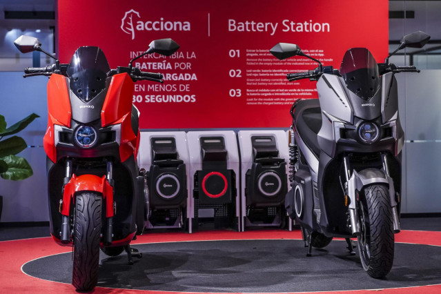 Acciona ha presentado hoy la nueva versión de su moto Silence S01, que incorpora novedades como la suspensión trasera renovada y una mayor velocidad punta.