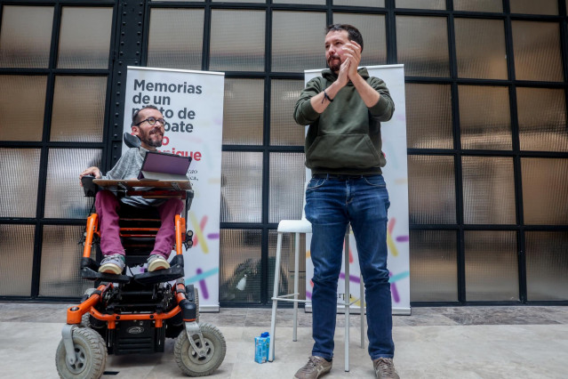 Archivo - El portavoz de Unidas Podemos en el Congreso, Pablo Echenique (i), y el exvicepresidente Pablo Iglesias (d) en la presentación del libro de Echenique, ‘Memorias de un piloto de combate’, en el Espacio Larra, a 5 de marzo de 2023, en Madrid (Espa