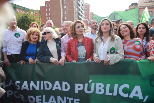 La secretaria general del PSOE-A, María Jesús Montero, en la manifestación por la sanidad pública en Sevilla.